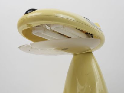 Lampe en plastique en forme de chien assis.
Fabrication...