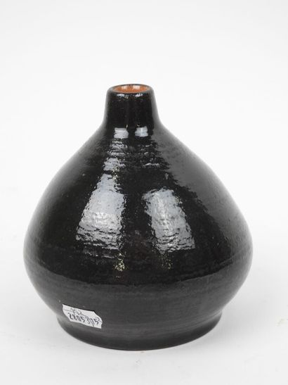 Vase en grès à glaçure brune foncé.
Monogramme...