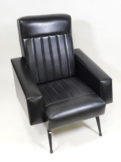 Fauteuil en cuir noir et piètement en métal...