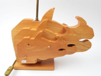 Philippe FACON (XXe). 
Lampe en bois clair...
