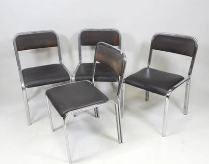 Suite de quatre chaises en métal chromé et...