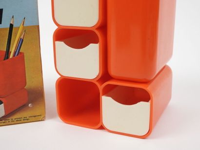 Pot à crayons en plastique orange et ouvrant...