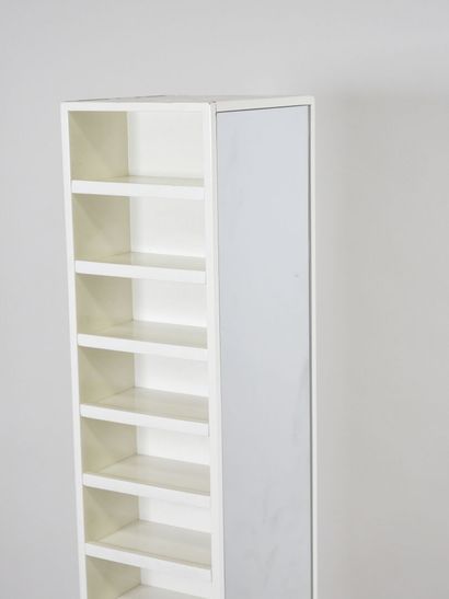 Meuble de présentation en bois laqué blanc...