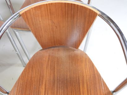 Série de quatre fauteuils à dossier courbé,...