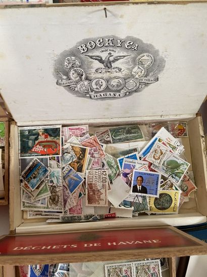 Vrac : Important vrac de timbres comprenant...