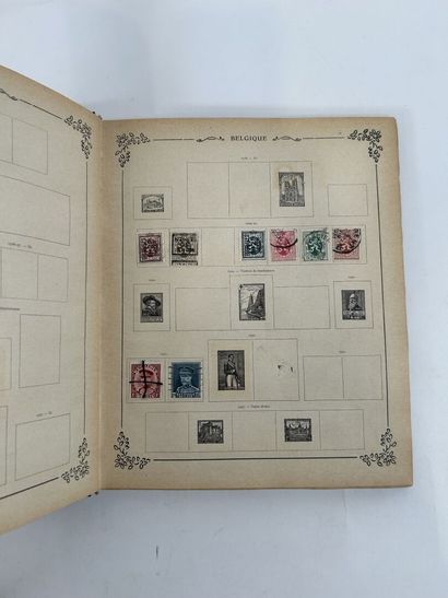 Vrac : Timbres du Monde obl. . 4 Albums....
