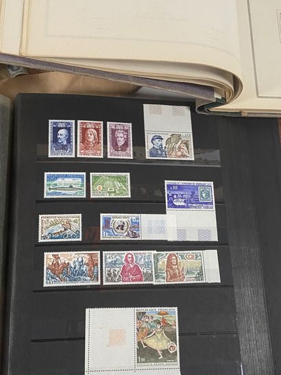 Monde : Timbres de France SM et Moderne dont...