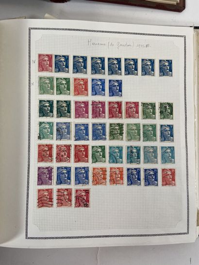 Timbres + Cartes : Deux albums de timbres...