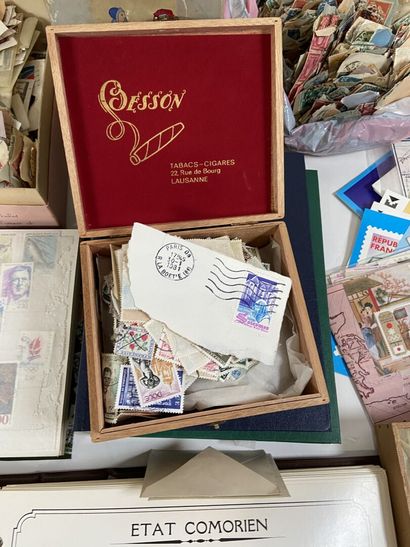 Vrac : Important vrac de timbres comprenant...