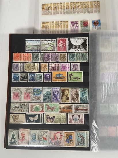 Monde obl. : Timbres du Monde oblitérés dont...