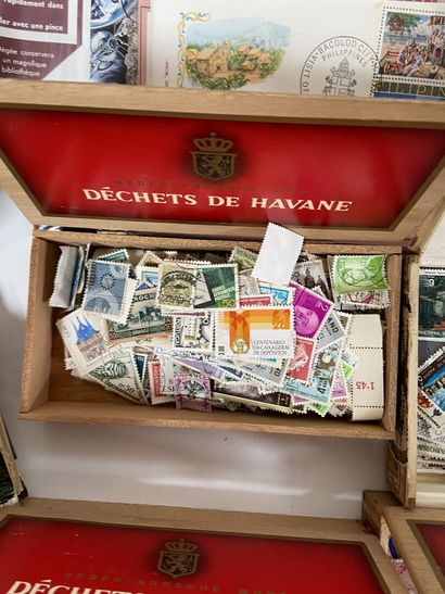 Vrac : Important vrac de timbres comprenant...
