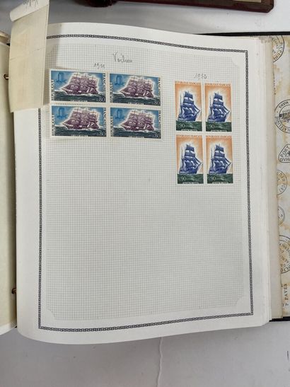 Timbres + Cartes : Deux albums de timbres...