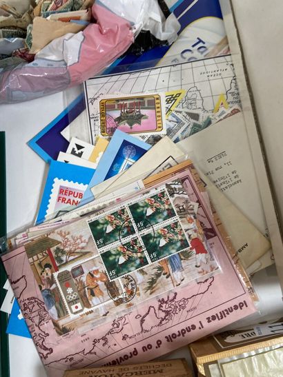 Vrac : Important vrac de timbres comprenant...