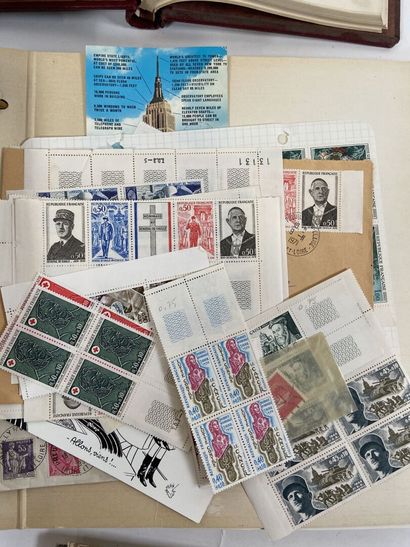 Timbres + Cartes : Deux albums de timbres...