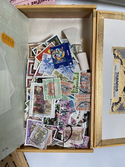Vrac : Important vrac de timbres comprenant...