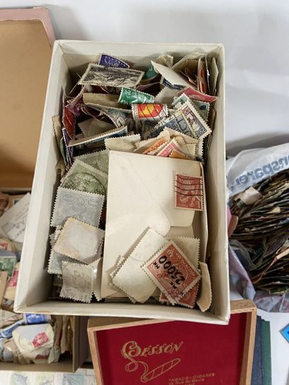 Vrac : Important vrac de timbres comprenant...