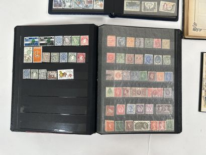 Vrac : Timbres du Monde obl. . 4 Albums....