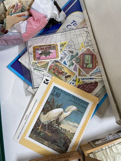 Vrac : Important vrac de timbres comprenant...