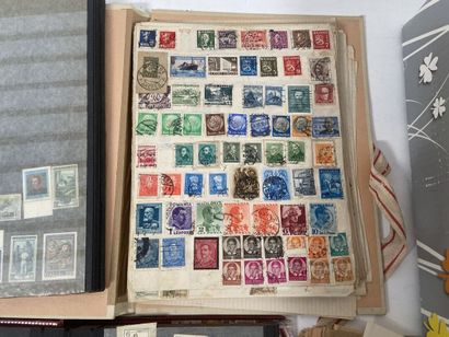 Vrac : Timbres du Monde oblitérés et rangés...