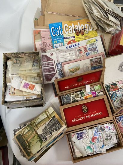 Vrac : Important vrac de timbres comprenant...