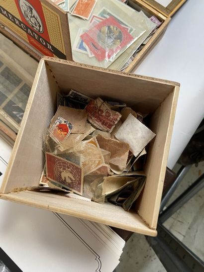 Vrac : Important vrac de timbres comprenant...