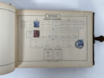 Maury : Albums Maury contenant des timbres...
