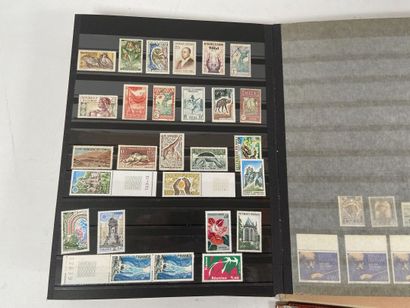 Vrac : Timbres du Monde oblitérés et rangés...