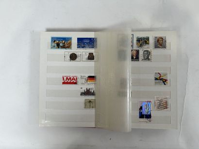 Monde : Timbres du monde en vrac obl. Dans...