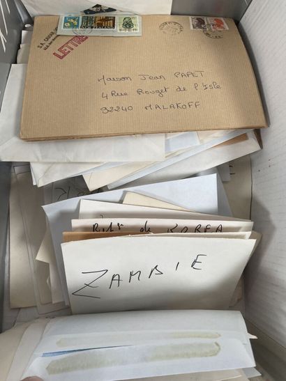 Vrac : Timbres du Monde oblitérés et rangés...