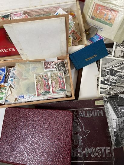 Vrac : Important vrac de timbres comprenant...