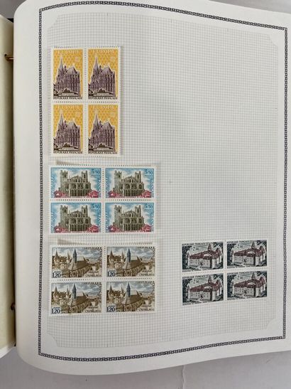 Timbres + Cartes : Deux albums de timbres...