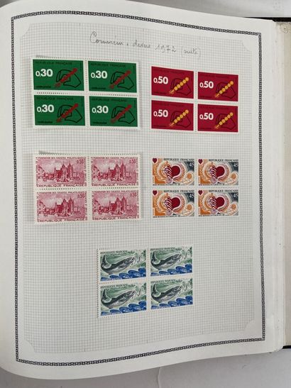 Timbres + Cartes : Deux albums de timbres...