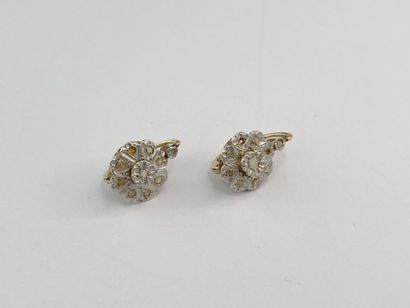 Pair of gold flower earrings, 3.73 g