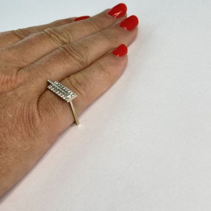 Bague or gris carrée pierres** dgt 49 C 3,18...