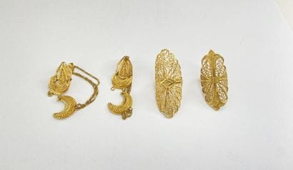 2 rings and pairs of broken filigree gold...
