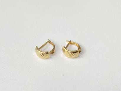 Pair of chiseled gold earrings, 1.07 gra...