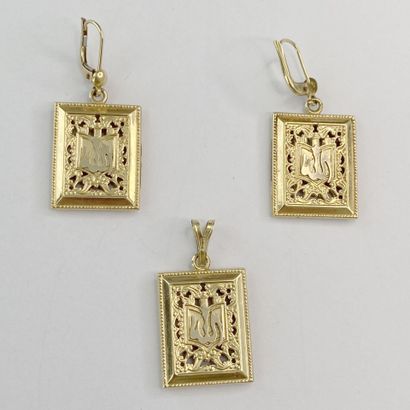 Pair of earrings and matching pendant, openwork...