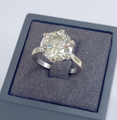 Bague solitaire en or gris 18K (750‰) centrée...