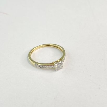 Bague or pierres** blanches dont une centrale...