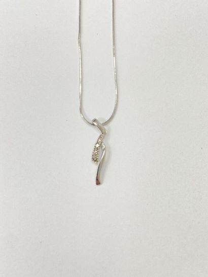 Collier et pendentif or gris 49 cm C 3,66...