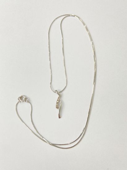 Collier et pendentif or gris 49 cm C 3,66...