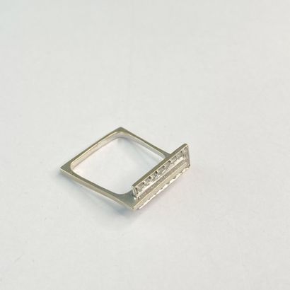 Bague or gris carrée pierres** dgt 49 C 3,18...