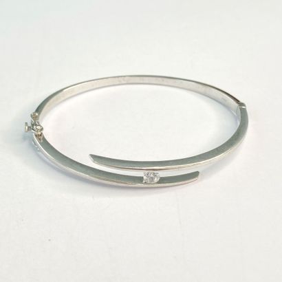 Bracelet or gris pierre** blanche ouvragé...