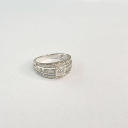 Bague or gris pierres** dont une centrale...