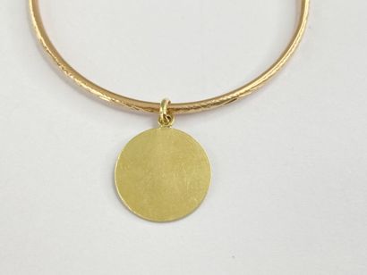 Bracelet or ciselé avec médaille 6 cm AC...