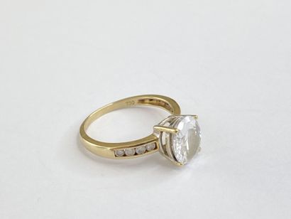 Bague or pierre** blanche sertie et pierres**...