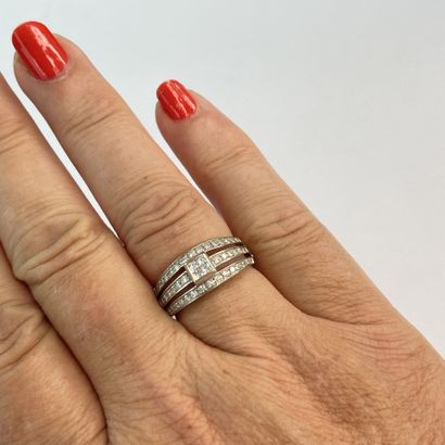 Bague or gris pierres** dont une centrale...