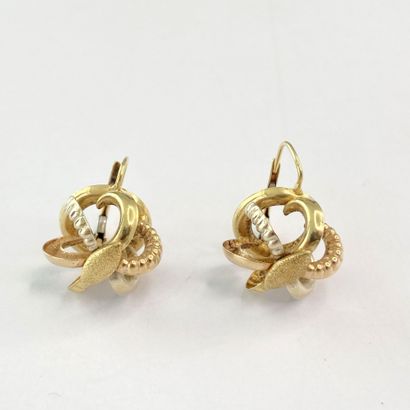 Pair of gold earrings with a design, 4.45...