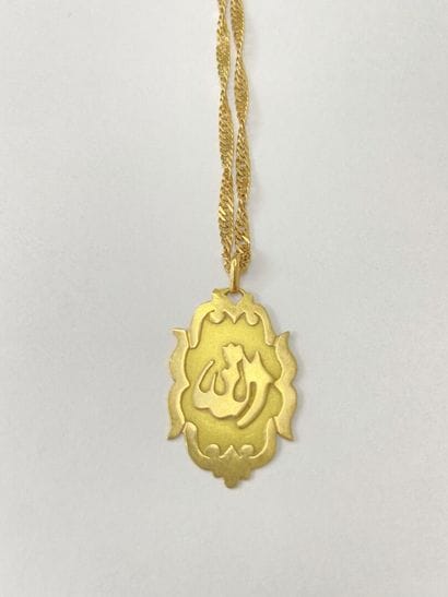 Collier maille torsade 52 cm et médaille...