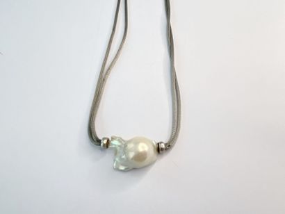Collier en argent orné d'une perle baroq...